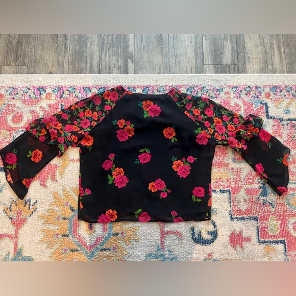 Express Floral Keyhole Ruffle Top Black Red Small - Picture 4 of 5